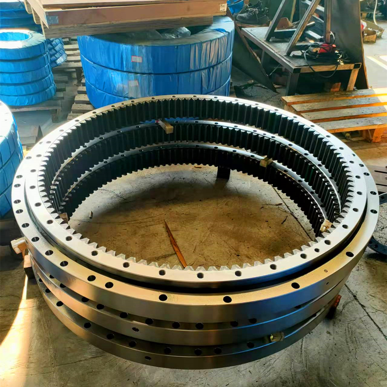 Dientes del engranaje interno endurecidos OD 1310 mm anillos giratorios de la excavadora rodamiento giratorio de bolas de contacto de cuatro puntos